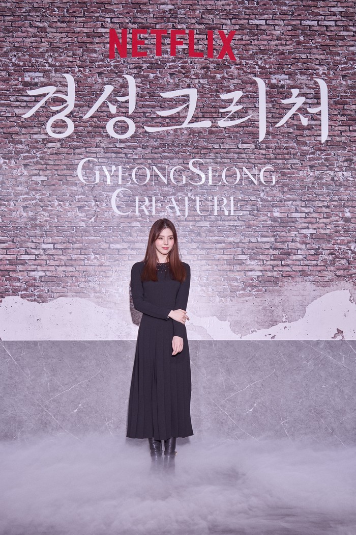 Han So Hee Han So Hee saat menghadiri konferensi pers Gyeongseong Creature di Seoul, Selasa (19/12/2023).