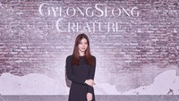 Han So Hee tampil anggun dengan dress hitam dipadu boot berwarna senada. Rambutnya yang tergerai menambah pesona sang aktris. (Foto: dok. Netflix)