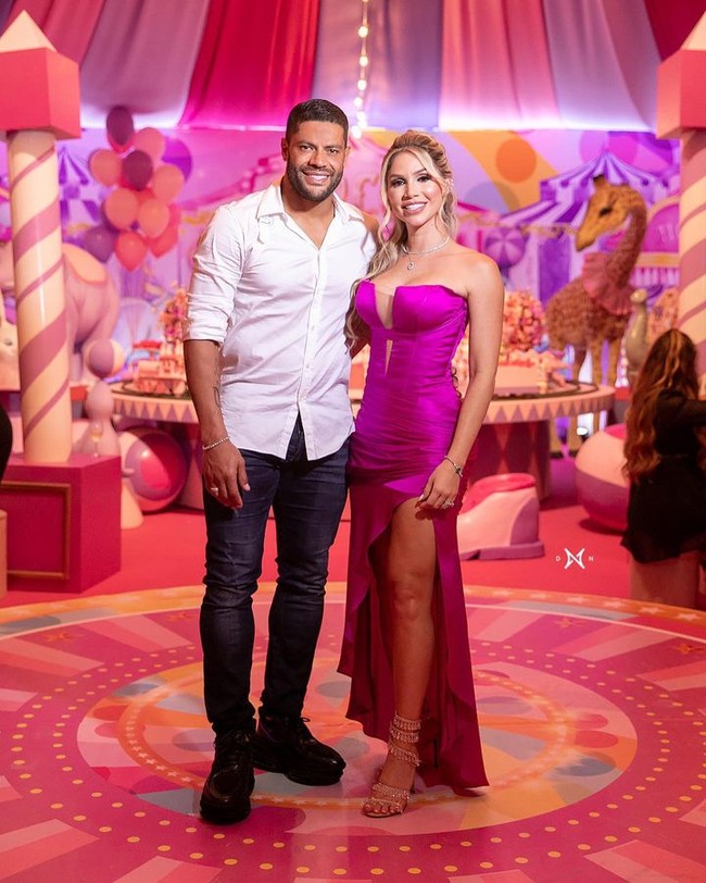 Hulk atau Givanildo Vieira de Sousa jadi sorotan ketika terungkap mengencani keponakan mantan istrinya bernama Camila. Hulk yang kini bermain untuk Clube Atlético Mineiro telah mengonfirmasi kabar bahwa mereka sudah menikah.  Foto: Instagram @hulkparaiba