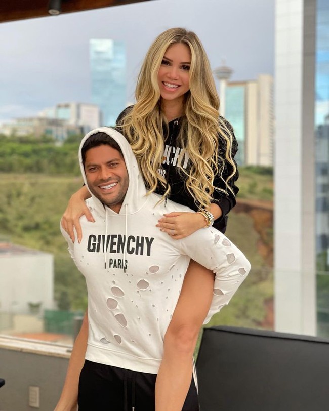 Sebelumnya sejumlah pemberitaan mengatakan jika Hulk meninggalkan mantan istrinya, Iran Angelo, untuk bersama Camila. Namun sang bintang lapangan membantah hal tersebut.  Foto: Instagram @hulkparaiba