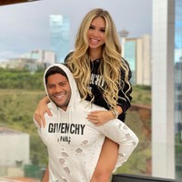 Sebelumnya sejumlah pemberitaan mengatakan jika Hulk meninggalkan mantan istrinya, Iran Angelo, untuk bersama Camila. Namun sang bintang lapangan membantah hal tersebut.  Foto: Instagram @hulkparaiba