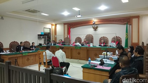 I Made Yusnantara dan I Ketut Budiartawan bersaksi di PN Tipikor Denpasar dalam perkara dugaan korupsi SPI Unud, Selasa (18/12/2023). (Aryo Mahendro/detikBali)