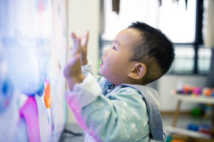 Ilustrasi Bayi Menonton TV