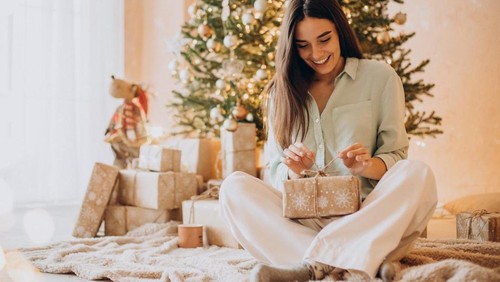 Ilustrasi kado Natal & Tahun Baru.