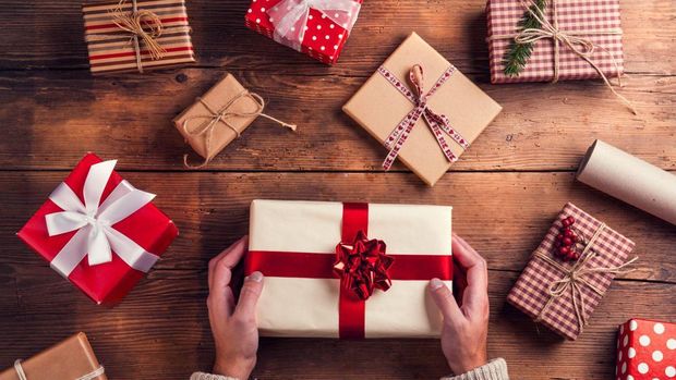 Ilustrasi kado Natal & Tahun Baru