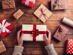 Tips Beri Kado Spesial dan Berkesan untuk Natal & Tahun Baru