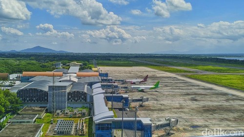 Ilustrasi penerbangan di Bandara Internasional Lombok. (Ahmad Viqi/detikBali).