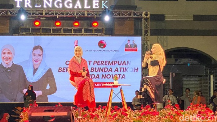 Istri Ganjar Pranowo, Siti Atikoh di Alun-alun Trenggalek, Jatim (Devi/detikcom)