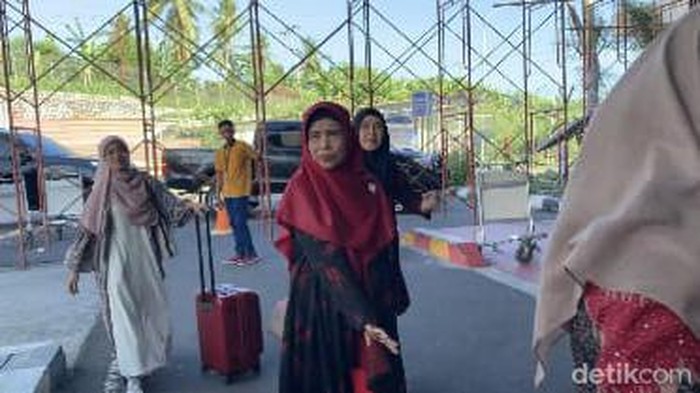 Istri Gubernur Maluku Utara Abdul Gani, Faoniah Jauhar (jilbab merah) bersama putrinya Nazlatun Ukhra (bawa koper) tiba di Bandara Sultan Baabullah Ternate, Selasa (19/12/2023).