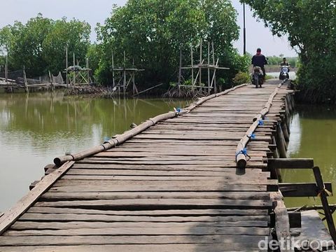 Jembatan Gendruwo di Desa Banjarsari, Kecamatan Sayung, Kabupaten Demak, Selasa (19/12/2023).