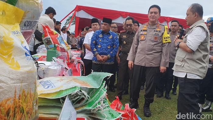 Kapolda Riau bersama Gubernur Edy Natar melihat para pelaku dan barang bukti yang diamankan (Raja Adil Siregar/detikSumut)