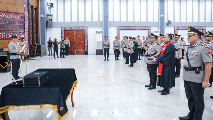 Kapolda Sumut Irjen Agung Setya Imam saat memimpin Sertijab pju dan Kapolres. (Foto: Dok. Polda Sumut)