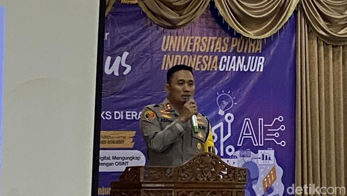 Kapolres Cianjur AKBP Aszhari Kurniawan di acara detikJabar Goes To Campus di Universitas Putra Indonesia Cianjur, Selasa (19/12/2023).
