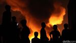 Penampakan Kobaran Api Lalap Gudang Tiner di Kalianak Surabaya