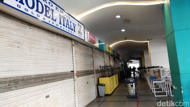 Kebakaran sempat terjadi di Gedung Lobi Zamrud Blok M Square. Hari ini mal hingga kedai Blok M Square pun banyak yang ditutup. (Tina S/detikcom)