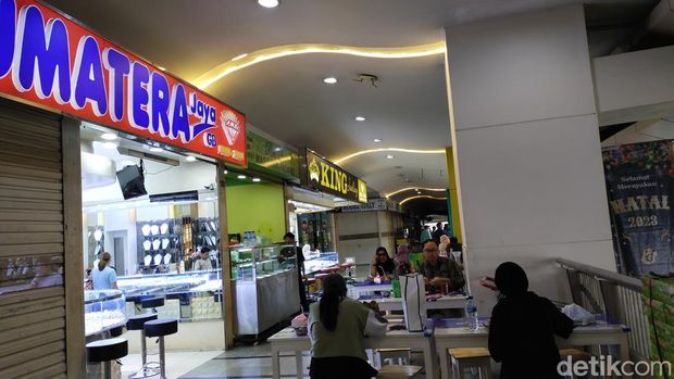 Kebakaran sempat terjadi di Gedung Lobi Zamrud Blok M Square. Hari ini mal hingga kedai Blok M Square pun banyak yang ditutup. (Tina S/detikcom)