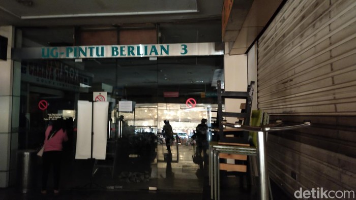 Kebakaran sempat terjadi di Gedung Lobi Zamrud Blok M Square. Hari ini mal hingga kedai Blok M Square pun banyak yang ditutup. (Tina S/detikcom)
