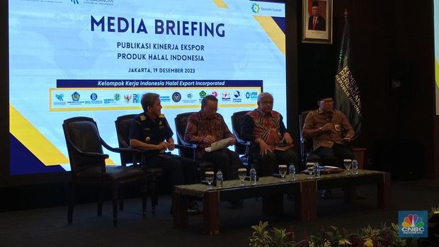 Kementerian Perdagangan (Kemendag) melaporkan bahwa neraca perdagangan terkait produk halal Indonesia di tahun 2023 periode Januari-Oktober mengalami surplus. Direktur Jenderal Pengembangan Ekspor Nasional (Dirjen PEN) Kemendag, Didi Sumedi menyampaikan, neraca perdagangan produk halal Indonesia tahun 2023 sebesar US$ 37,3 miliar. (վ/Martyasari Rizky)