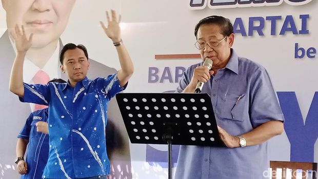 Ketua Majelis Tinggi Partai Demokrat SBY menyanyi lagu Banyu Langit di depan kader di Kebumen, Selasa (19/12/2023).