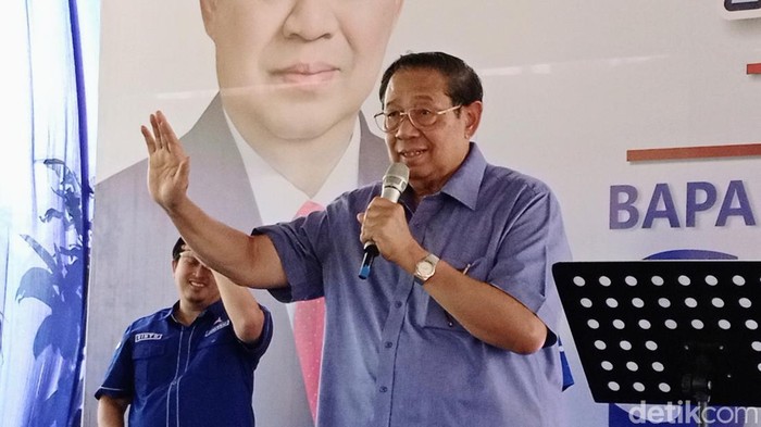 Ketua Majelis Tinggi Partai Demokrat SBY menyanyi lagu Banyu Langit di depan kader di Kebumen, Selasa (19/12/2023).