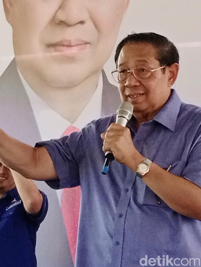 Ketua Majelis Tinggi Partai Demokrat SBY menyanyi lagu Banyu Langit di depan kader di Kebumen Ketua Majelis Tinggi Partai Demokrat SBY menyanyi lagu Banyu Langit di depan kader di Kebumen, Selasa (19/12/2023).
