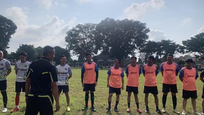Ketua Umum (Ketum) Partai Solidaritas Indonesia (PSI) Kaesang Pangarep bermain bola bersama anak muda di Alun-alun Wonosobo, Jawa Tengah.