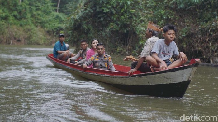 Kevin saat sosialisasi ke pedalaman suku Talang Mamak (Raja Adil Siregar)
