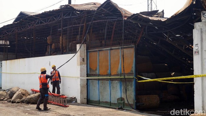 Kondisi Gudang Tiner di Kalianak Surabaya Pasca Kebakaran Kondisi gudang tiner di Kalianak Surabaya usai kebakaran, Selasa (19/12/2023).Saat ini sudah dipasang garis polisi dan petugas PLN melakukan perbaikan instalasi listrik di sekitar lokasi kejadian.