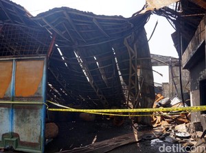Gudang Tiner Kalianak Surabaya Ludes, Forklift hingga Motor Ikut Terbakar