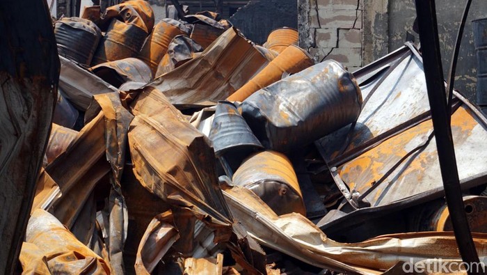 Kondisi gudang tiner di Kalianak Surabaya usai kebakaran, Selasa (19/12/2023).Saat ini sudah dipasang garis polisi dan petugas PLN melakukan perbaikan instalasi listrik di sekitar lokasi kejadian.