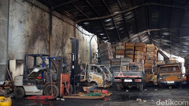 Kondisi gudang tiner di Kalianak Surabaya usai kebakaran, Selasa (19/12/2023).Saat ini sudah dipasang garis polisi dan petugas PLN melakukan perbaikan instalasi listrik di sekitar lokasi kejadian.