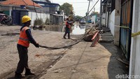 Petugas PLN memperbaiki listrik yang padam pasca kebakaran gudang tiner di Jalan Kalianak Madya Surabaya.
