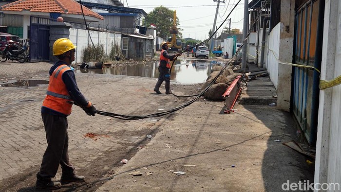 Kondisi gudang tiner di Kalianak Surabaya usai kebakaran, Selasa (19/12/2023).Saat ini sudah dipasang garis polisi dan petugas PLN melakukan perbaikan instalasi listrik di sekitar lokasi kejadian.