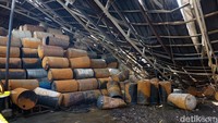 Atap gudang tiner di Jalan Kalianak Madya Surabaya ambruk pasca kebakaran.