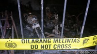 Sejumlah motor para pekerja hangus usai kejadian kebakaran gudang tiner.
