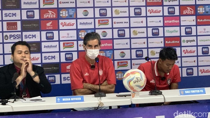 Konferensi pers seusai laga Bali United vs Persib, Senin (18/12/2023) di Gianyar. (Siti Mu’amalah)
