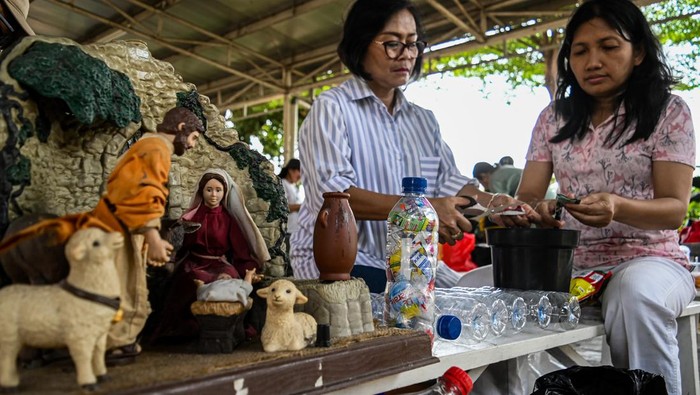 Kreatif, Pohon Natal di Tangsel Berbahan Botol Plastik Bekas Warga menata botol ecobrick untuk dijadikan pohon Natal di Gereja Katolik Santo Matius Penginjil, Bintaro, Tangerang Selatan, Banten, Selasa (19/12/2023). Pohon Natal setinggi 6 meter yang terbuat dari sekitar 1500 botol ecobrick tersebut dibuat untuk memeriahkan perayaan Natal 2023 sekaligus sebagai upaya kampanye pelestarian lingkungan. ANTARA FOTO/Sulthony Hasanuddin/rwa.