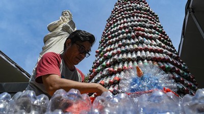 Kreatif, Pohon Natal di Tangsel Berbahan Botol Plastik Bekas