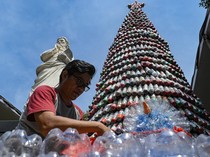 Kreatif, Pohon Natal di Tangsel Berbahan Botol Plastik Bekas