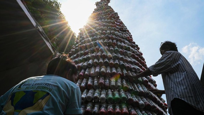 Warga menata botol ecobrick untuk dijadikan pohon Natal di Gereja Katolik Santo Matius Penginjil, Bintaro, Tangerang Selatan, Banten, Selasa (19/12/2023). Pohon Natal setinggi 6 meter yang terbuat dari sekitar 1500 botol ecobrick tersebut dibuat untuk memeriahkan perayaan Natal 2023 sekaligus sebagai upaya kampanye pelestarian lingkungan. ANTARA FOTO/Sulthony Hasanuddin/rwa.