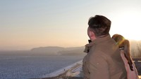 Pemimpin Korea Utara Kim Jong Un memantau detik-detik peluncuran rudal Hwasong-18.  