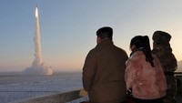 Pemimpin Korea Utara Kim Jong Un menyaksikan langsung peluncuran rudal Hwasong-18, Senin (18/12/2023) waktu setempat.
