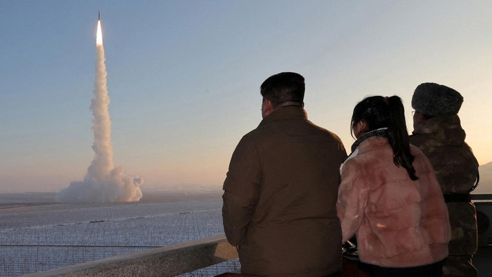 Lagi, Kim Jong Un Pantau Peluncuran Rudal Antarbenua Hwasong-18 Korea Utara kembali meluncurkan rudal antarbenua Hwasong-18, Senin (18/12/2023) waktu setempat. Peluncuran disaksikan langsung oleh pemimpin Korut, Kim Jong Un.