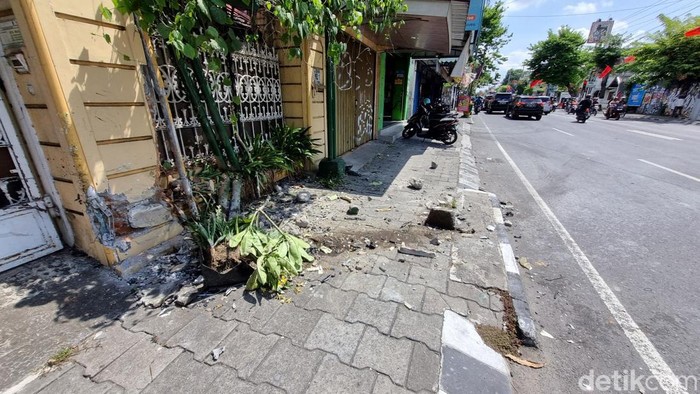 Lokasi kecelakaan tunggal mobil yang menewaskan seorang pria di Jalan Sultan Agung, Kemantren Pakualaman, Kota Jogja masih menyisakan jejak, Selasa (19/12/2023).