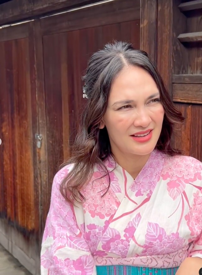 Sempat sama-sama berlibur ke Jepang, rupanya Maxime diam-diam merekam Luna Maya ketika mengenakan pakaian tradisional Jepang. Tak tahu dirinya direkam, Luna pun hanya memperlihatkan ekspresi naturalnya. Foto: Instagram/@bouttier_maxime