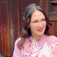 Sempat sama-sama berlibur ke Jepang, rupanya Maxime diam-diam merekam Luna Maya ketika mengenakan pakaian tradisional Jepang. Tak tahu dirinya direkam, Luna pun hanya memperlihatkan ekspresi naturalnya. Foto: Instagram/@bouttier_maxime