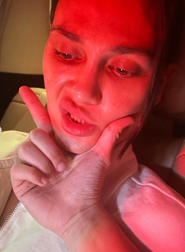 Di keterangan unggahannya Maxime juga menuliskan kalimat romantis spesial untuk Luna. “Kita tertawa, kita bertengkar, kita juga suka ribut. Sudah setahun sejak kita memulai dinamika ini bersama, aku sama sekali tak menyangka kita bisa berpapasan dan sampai ke arah ini bersama-sama. Aku beruntung bisa memanggilmu teman sekaligus pasanganku, dan berbagi momen manis dan pahit dalam hidup kita satu sama lain. Selamat satu tahun jadian,” tulis Maxime dalam bahasa Inggris. Foto: Instagram/@bouttier_maxime