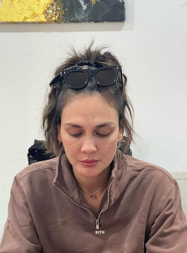 Dari foto-foto yang dibagikan terlihat bahwa ternyata Maxime seringkali diam-diam memfoto Luna. Seperti yang terlihat dalam foto candid yang satu ini. Foto: Instagram/@bouttier_maxime