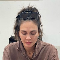 Dari foto-foto yang dibagikan terlihat bahwa ternyata Maxime seringkali diam-diam memfoto Luna. Seperti yang terlihat dalam foto candid yang satu ini. Foto: Instagram/@bouttier_maxime