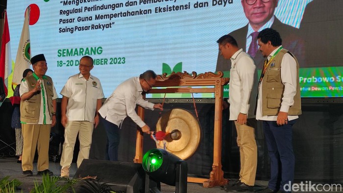 Menteri Perdagangan sekaligus Ketum PAN Zulkifli Hasan saat membuka Rakernas Asosiasi Pedagang Pasar Seluruh Indonesia (APPSI) di Semarang.